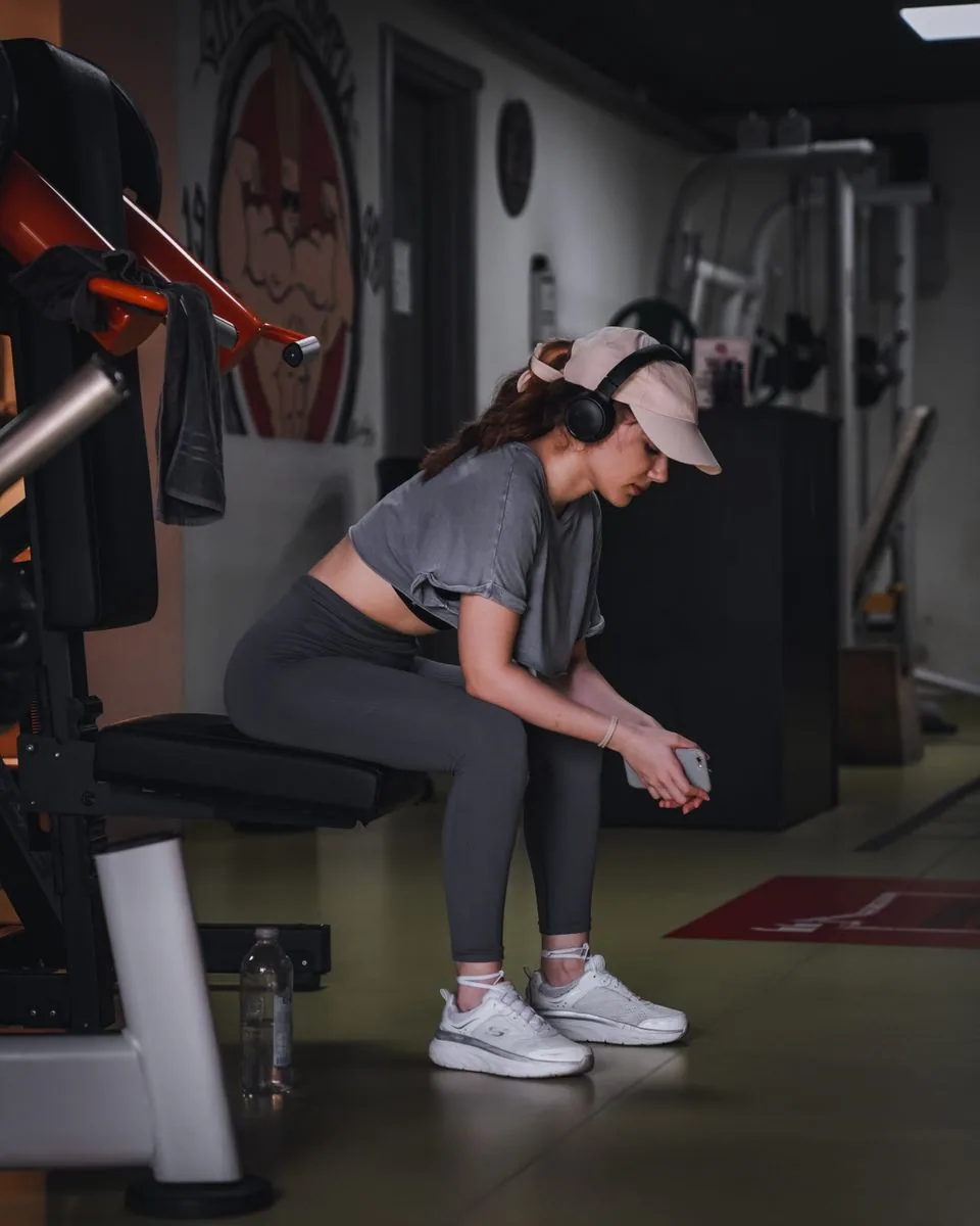一位听众佩戴 Lifehear 耳机度过从容的一天